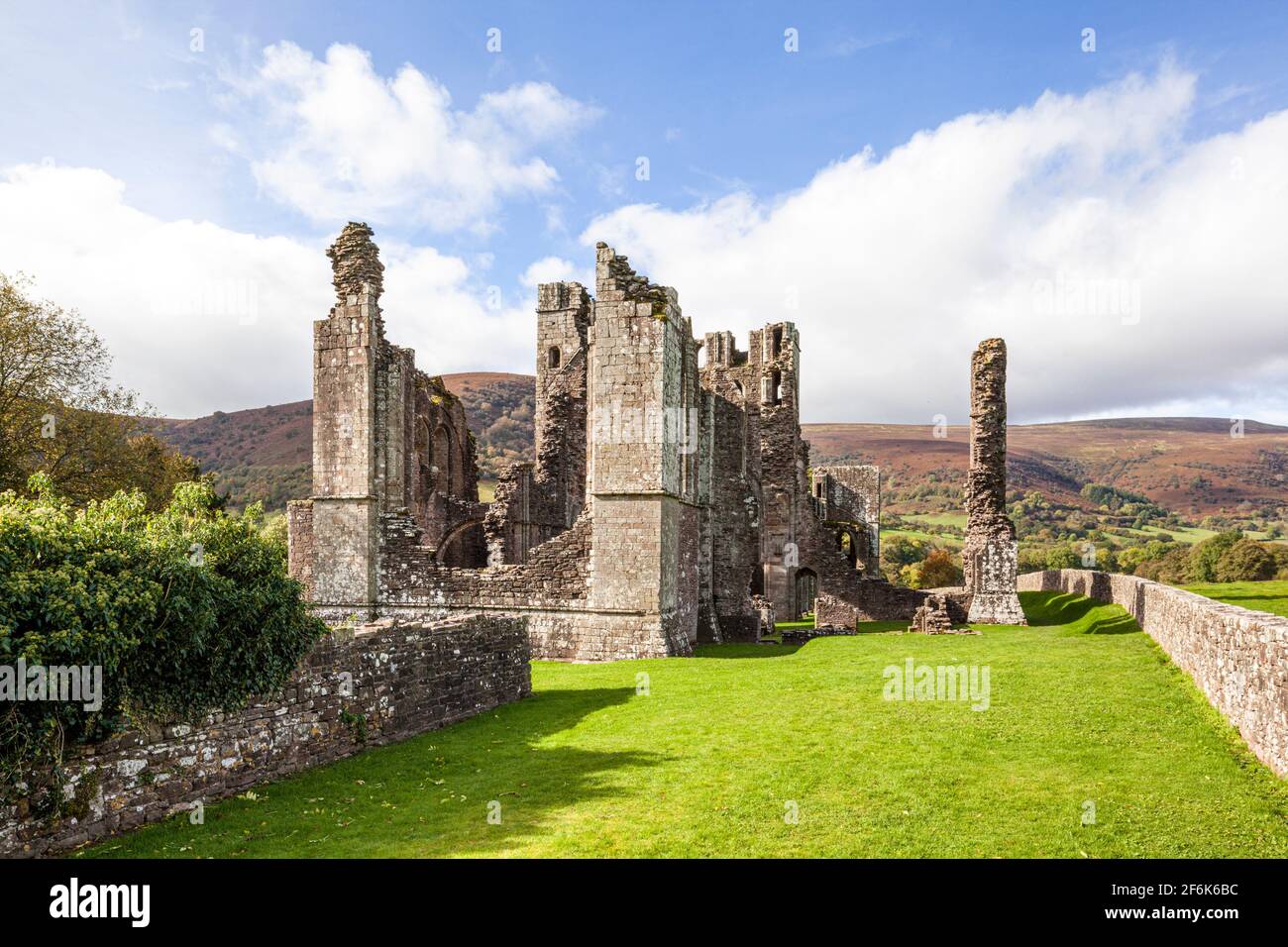 Die Ruinen von Llanthony Abbey, einem ehemaligen Augustiner-Priorat im Vale of Ewyas in den Brecon Beacons, Powys, Wales, Großbritannien Stockfoto