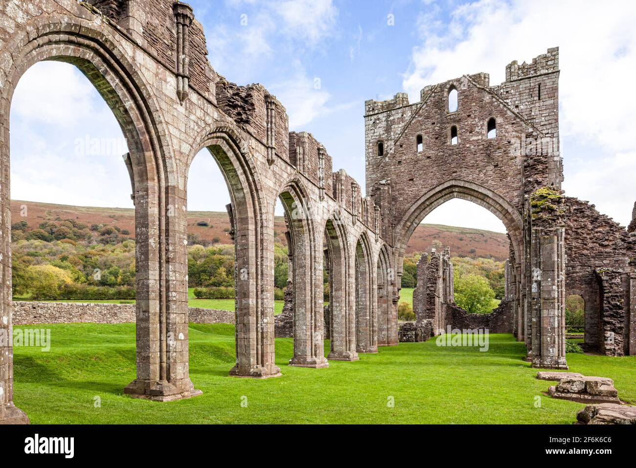 Die Ruinen von Llanthony Abbey, einem ehemaligen Augustiner-Priorat im Vale of Ewyas in den Brecon Beacons, Powys, Wales, Großbritannien Stockfoto
