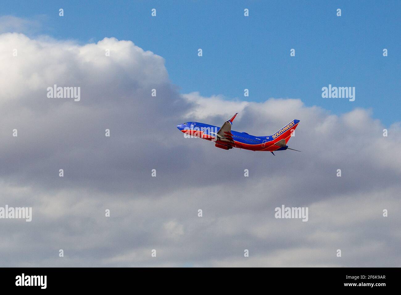 Das Flugzeug der Southwest Airlines fliegt vom Denver International Airport Denver Colorado ab. DURCHM Stockfoto