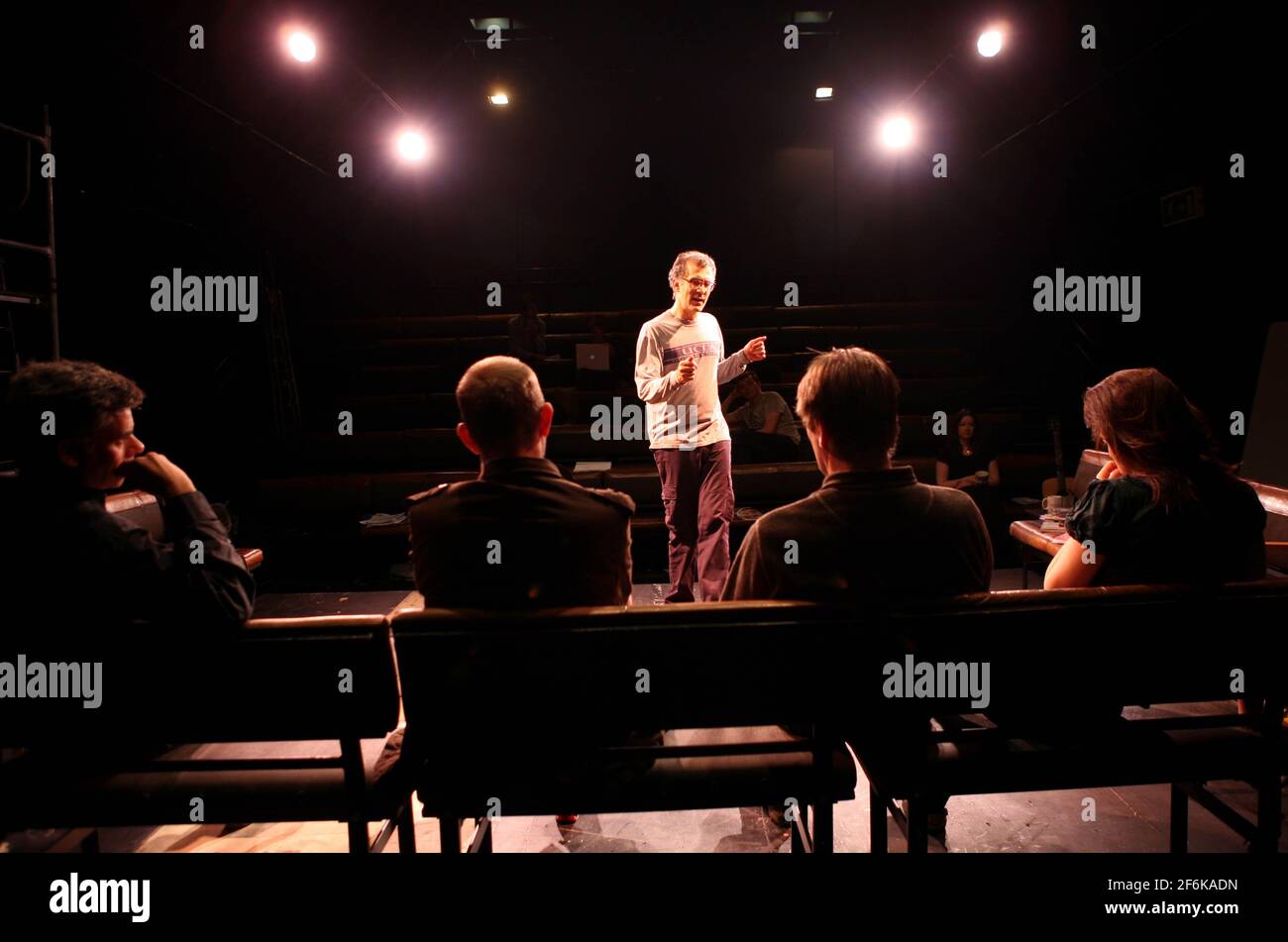 Regisseur Ramin Gray (Brille) bei den Proben von "THE UGLY ONE" mit den Schauspielern Amanda Drew, Mark Lockyer, Frank McCusker und Michael Gould am Royal Court in Sloan Square, London pic David Sandison Stockfoto