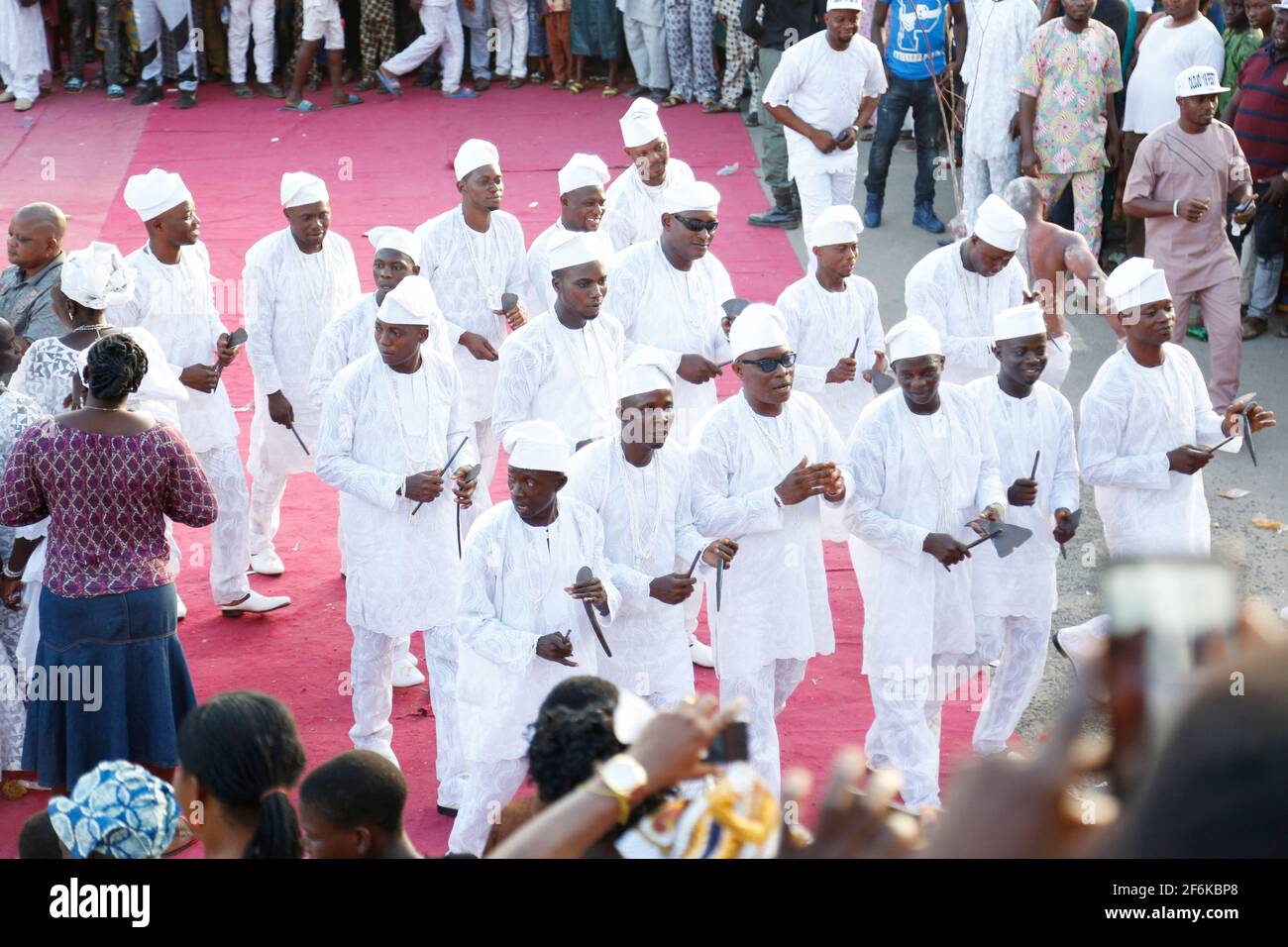 Ile-Ife traditionelle Entertainer, die während des Olojo Festivals, Osun State, Nigeria, auftreten. Stockfoto