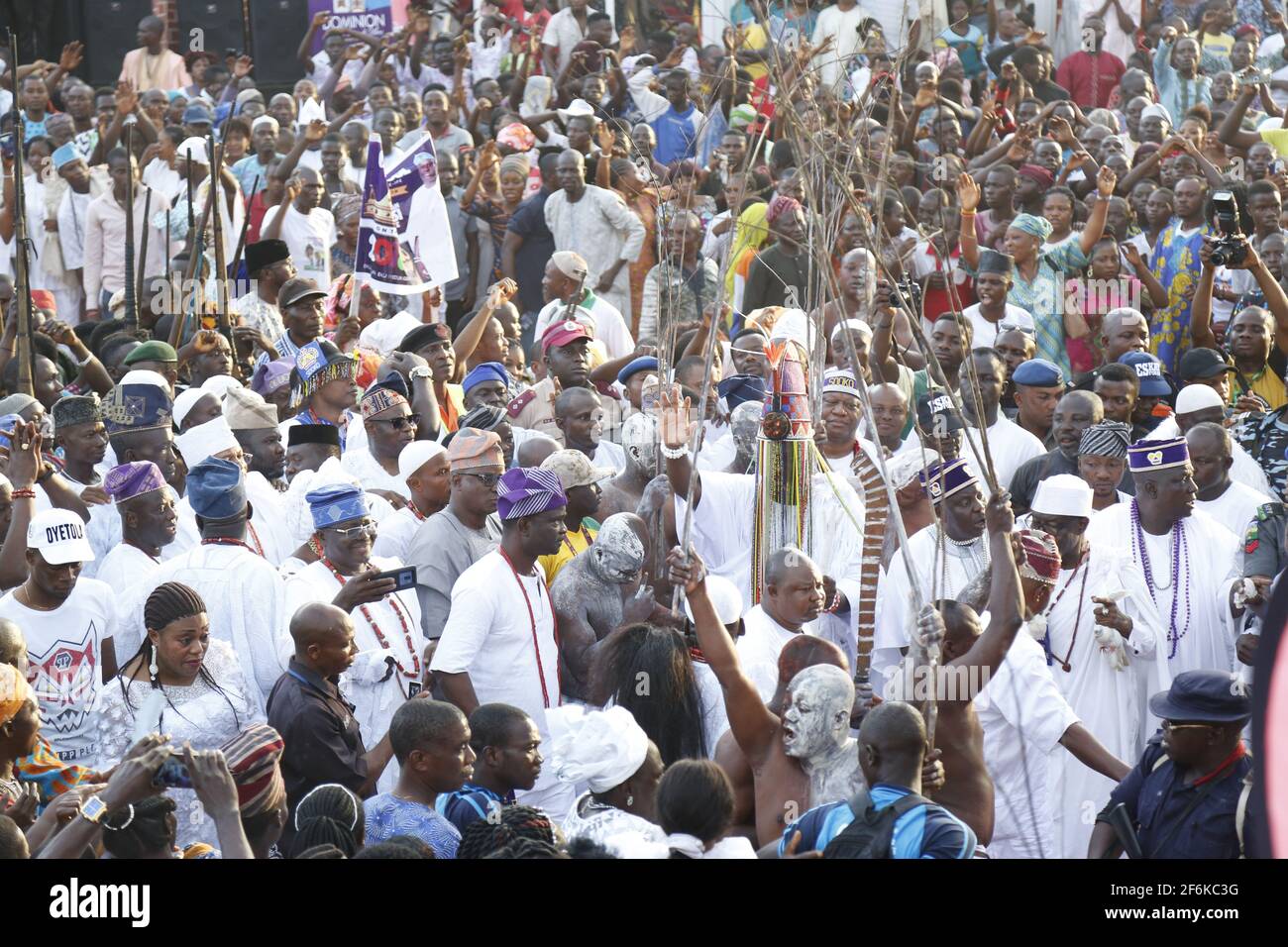 OONI von Ife, Oba Adeyeye Enitan Ogunwusi trägt die Ade Aare-Krone, während er während des Olojo Festivals im Bundesstaat Osun, Nigeria, für die Menschen betet. Stockfoto