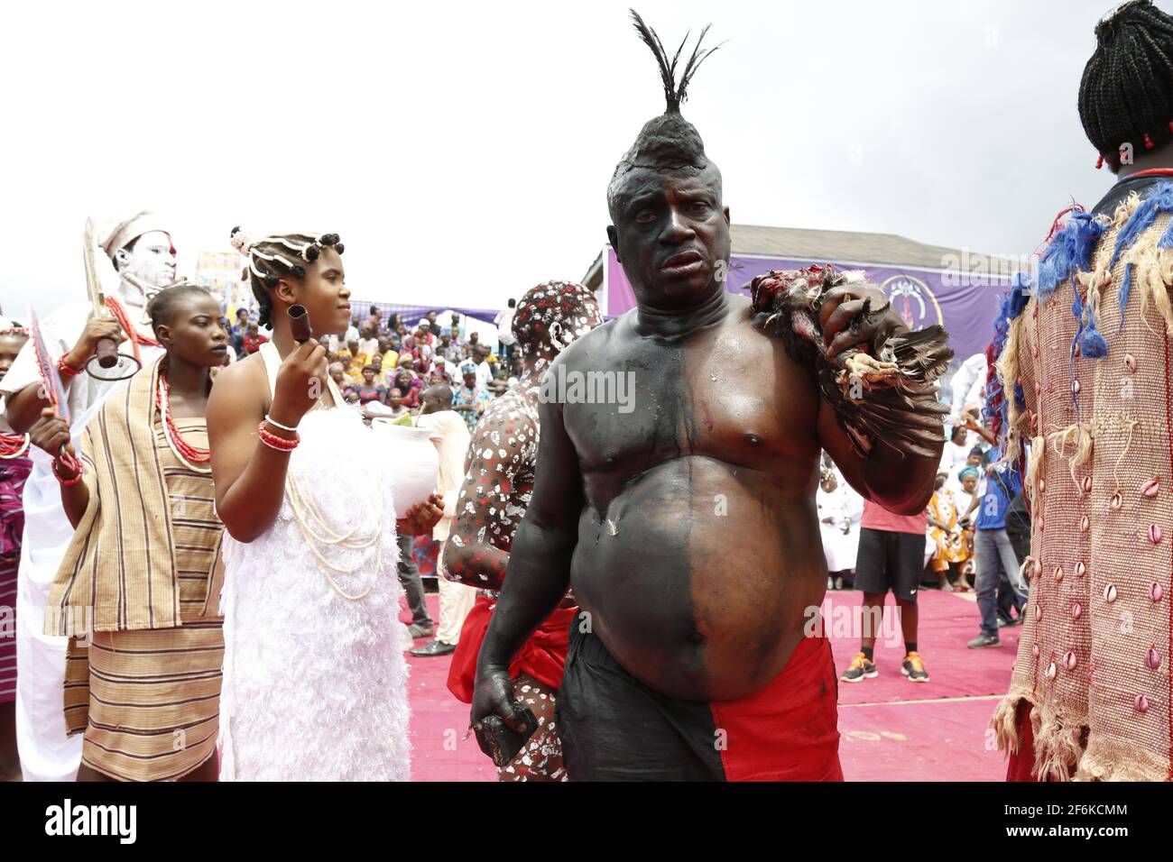 Ein Mann, der während des Olojo Festivals, Osun State, Nigeria, als ESU auftrat. Stockfoto