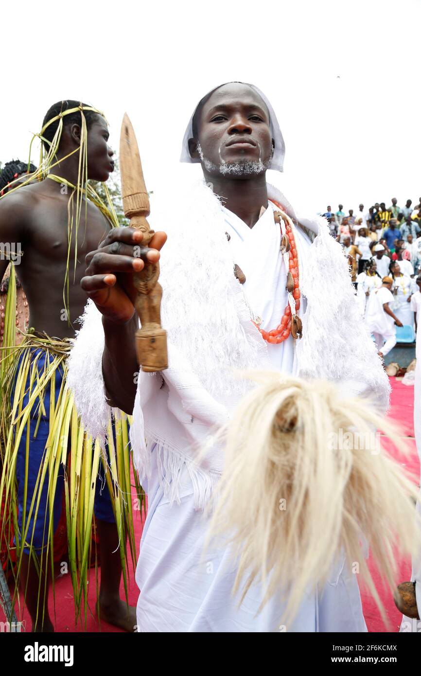 Ein Mann, der während des Olojo Festivals, Ile-Ife, Osun State, Nigeria, als Orunmila auftrat. Stockfoto
