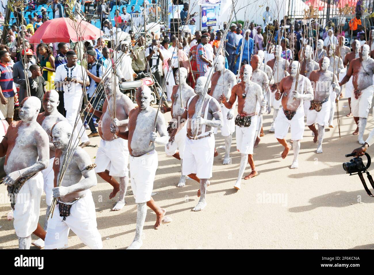 Palastwächter (Lokoloko) in ihrem üblichen Kostüm führen eine Prozession nach Oke-Mogun während des Olojo Festivals, Osun Staat, Nigeria. Stockfoto