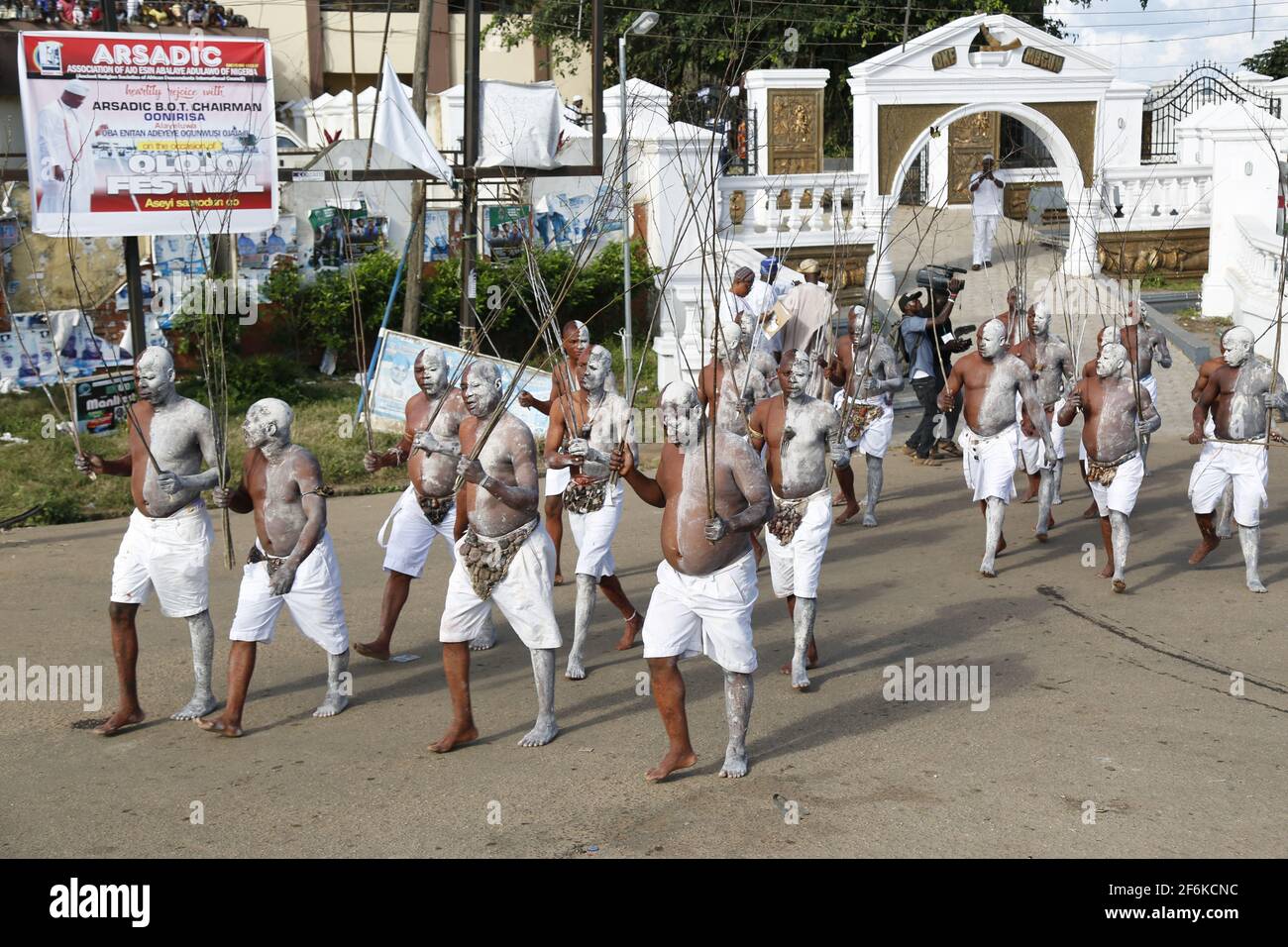 Palastwächter (Lokoloko) führen eine Prozession zurück zum Palast während des Olojo Festivals, Osun Staat, Nigeria. Stockfoto