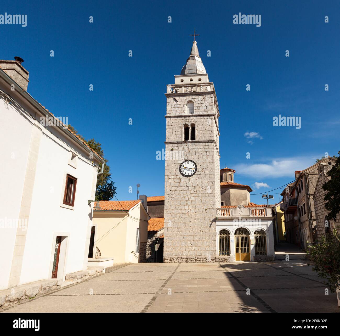 Blick auf den Glockenturm der alten Kirche Mariä Himmelfahrt in Omisalj, Kroatien Stockfoto