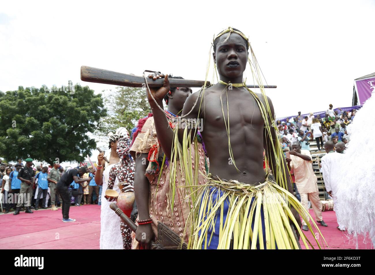 Ogun-Anhänger mit einer traditionellen Waffe während des Olojo Festivals, Ile-Ife, Osun State, Nigeria. Stockfoto