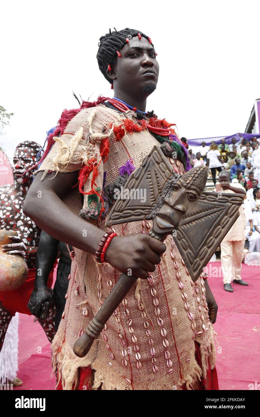 Sango Devotee Carrying (Ose Sango) beim Olojo Festival, Ile-Ife, Osun State, Nigeria. Stockfoto