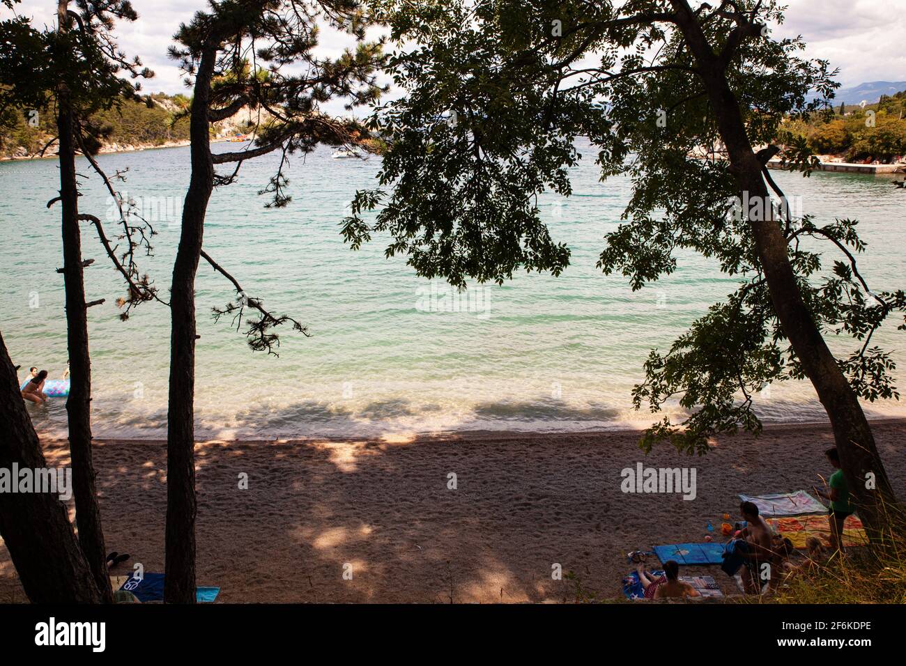 Omišalj, Insel Krk, Kroatien - Juli 18: In der Sommersaison am 18. Juli 2020 werden am Strand von Omišalj Sonnenbänke durchgeführt Stockfoto