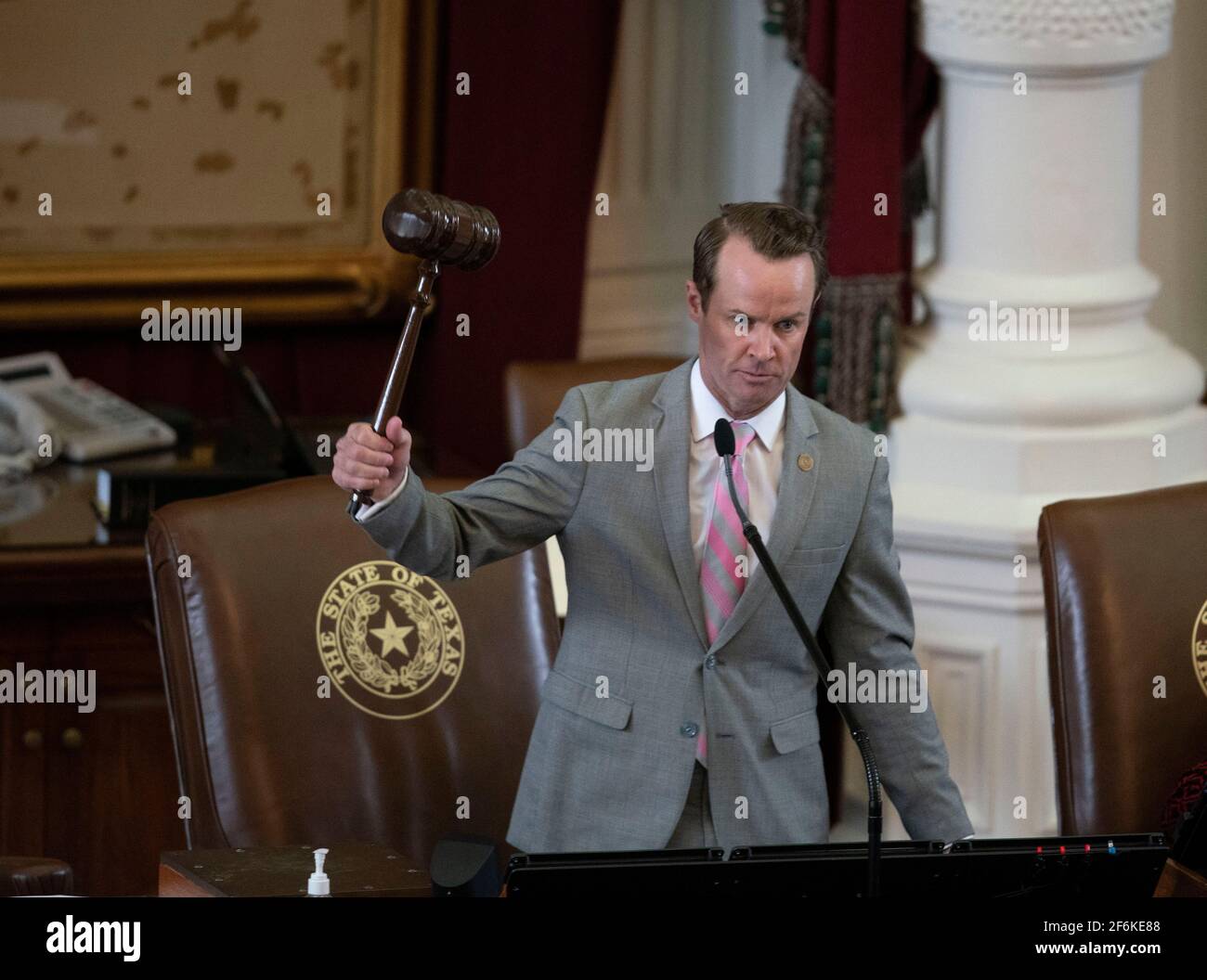 Austin, TX, USA 31. März 2021: Sprecher des Repräsentantenhauses Dade Phelan, R-Beaumont, auf dem Podium des Repräsentantenhauses von Texas während routinemäßiger Gesetzeslesungen auf der 87. Legislaturperiode in Texas. ©Bob Daemmrich Stockfoto