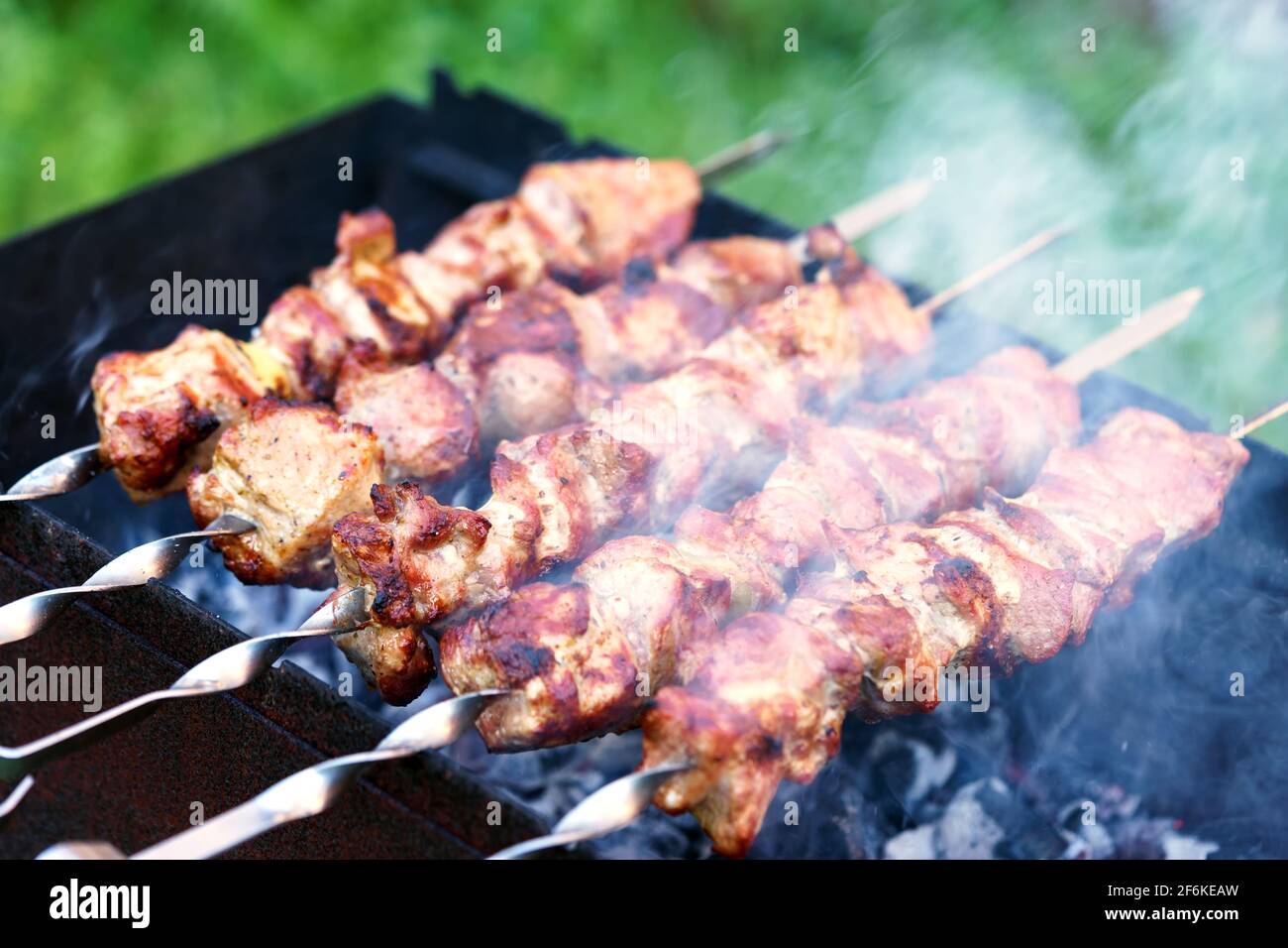 bbq, Fleisch gebraten, Spieße Fleisch, Grill, Holzkohlegrill Fleisch Stockfoto