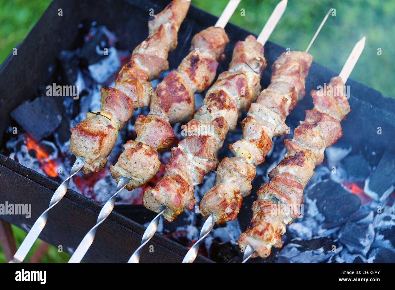 bbq, Fleisch gebraten, Spieße Fleisch, Grill, Holzkohlegrill Fleisch Stockfoto