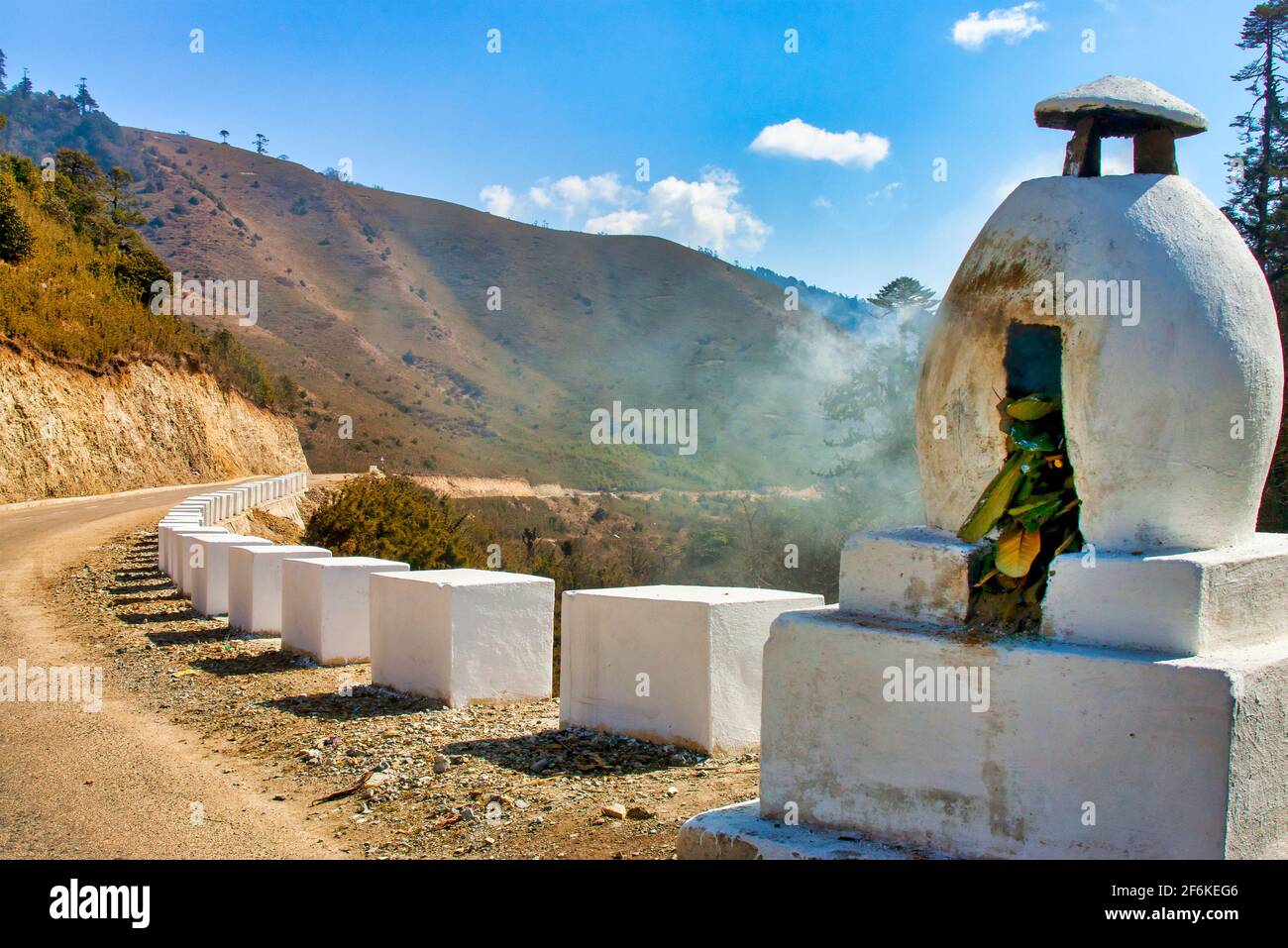 Verbrennen von Blättern als Opfergabe im Pele La Pass Wangdue Phodrang District, Bhutan Stockfoto