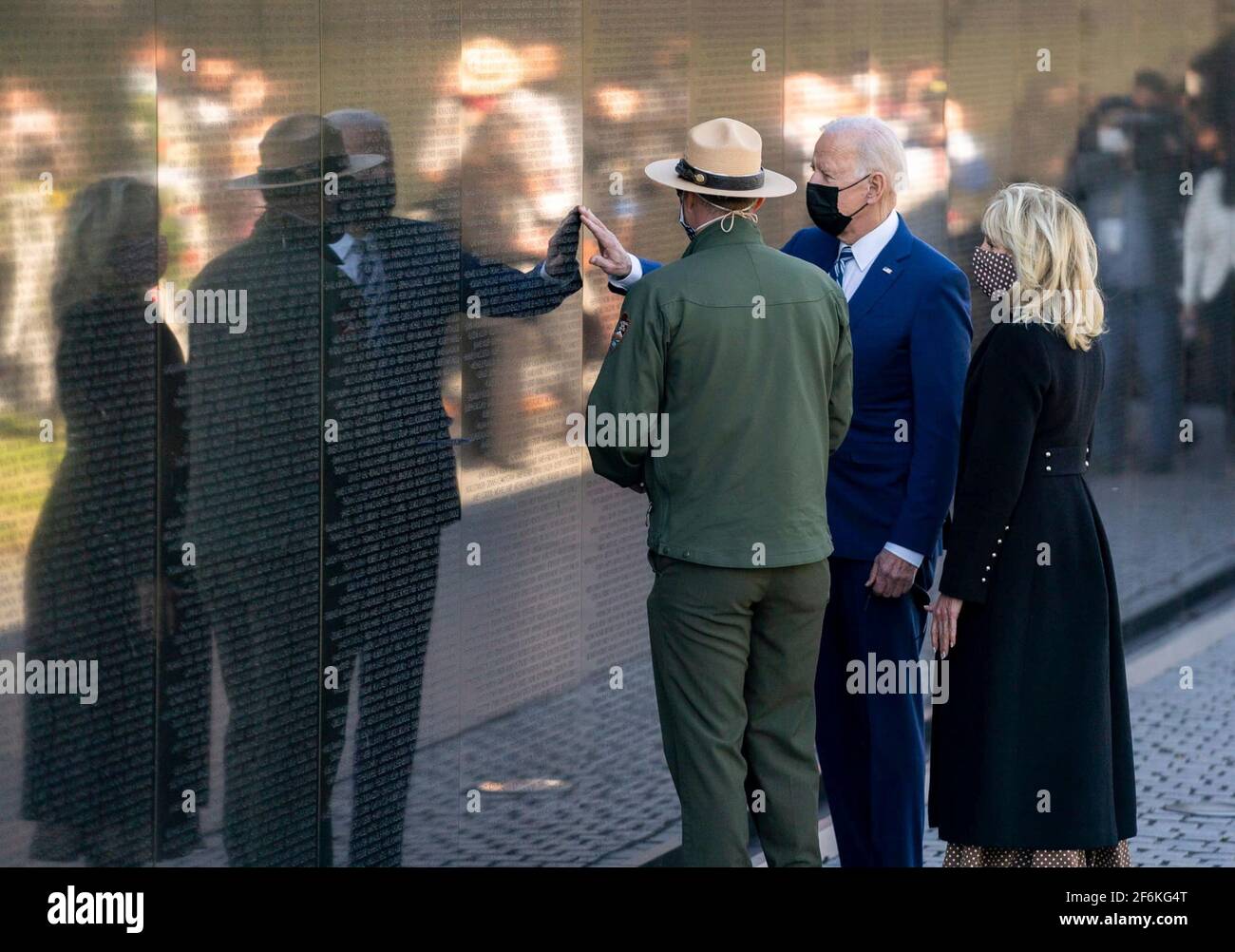 US-Präsident Joe Biden und First Lady Dr. Jill Biden zollen an der Vietnam Veterans Memorial Wall anlässlich des Vietnam Veterans Day in der National Mall am 29. März 2021 in Washington, DC, ihren Respekt. Stockfoto