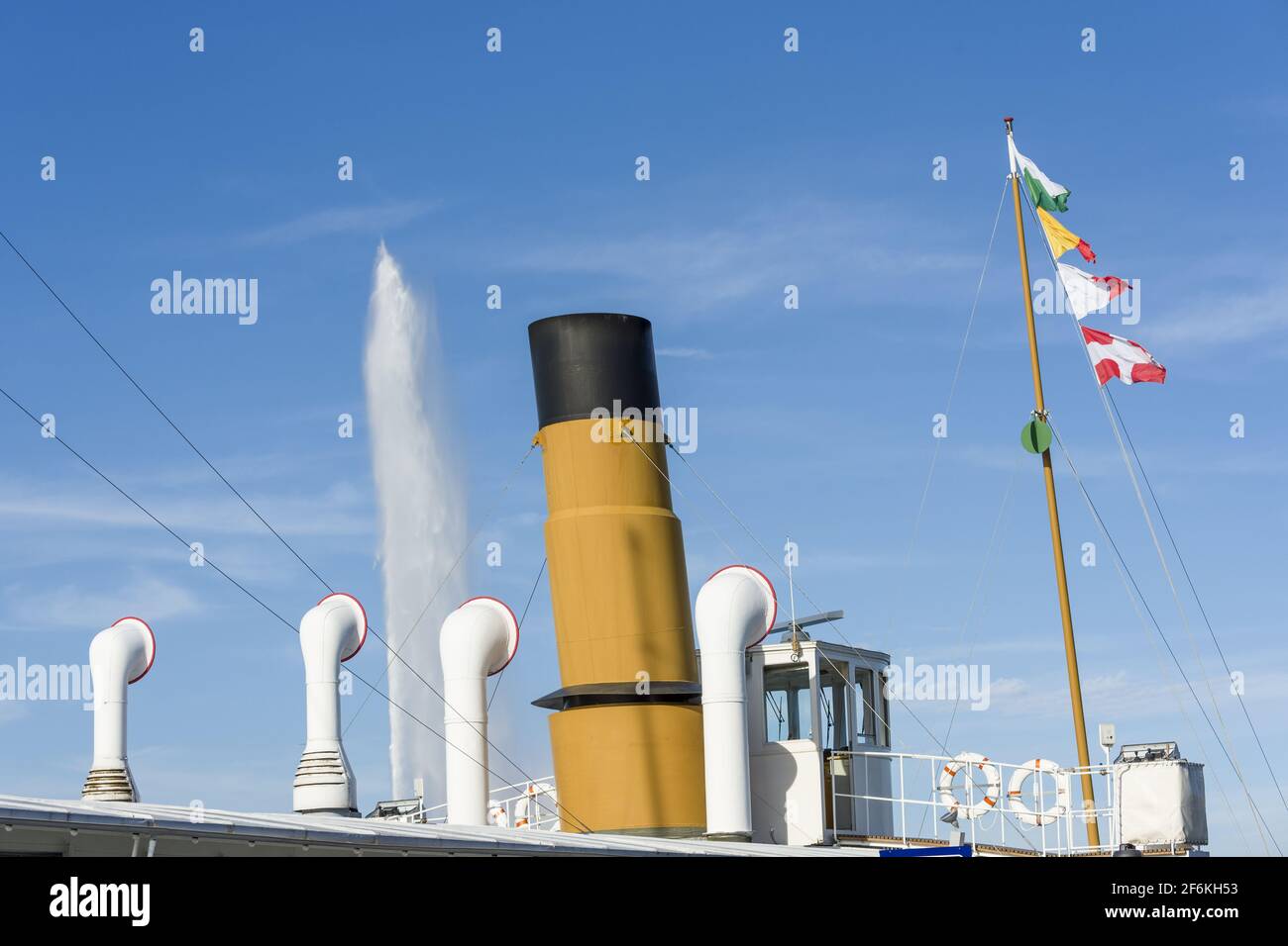 Schornstein und Flagge auf einem Dampfschiff auf dem Genfer See, Schweiz  Stockfotografie - Alamy