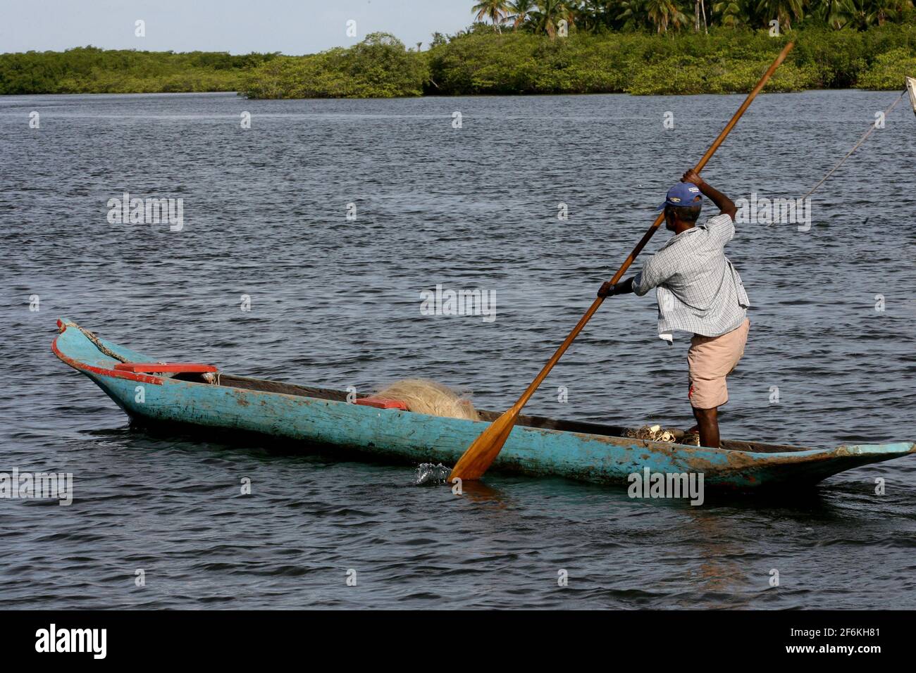 Camamu, bahia / brasilien - 10. januar 2012: Der Fischer wird in Baia de Camamu, in der Gemeinde Camamu, im Süden Bahias, sein Kanu paddeln sehen. Stockfoto