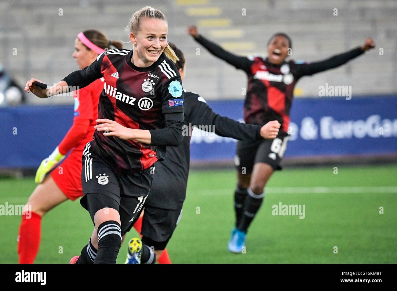 Die Bayern-Spielerinnen Lea Schüller feiert nach dem Tor zum Eröffnungstreffer beim UEFA Women's Champions League 2. Leg Viertelfinale zwischen Rosengard FC und dem FC Bayern München am 01. April 2021 bei Malmo IP in Malmo, Schweden- Foto: Johan Nilsson / TT / Code 50090 *** SCHWEDEN OUT *** Stockfoto