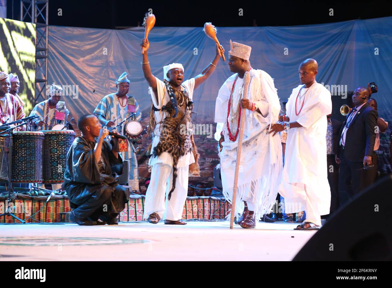 Die Ankunft von Ooni von Ife, Oba Adeyeye Enitan Ogunwusi, Ojaja II zum African Drum Festival, Abeokuta, Ogun State, Südwest, Nigeria. Stockfoto