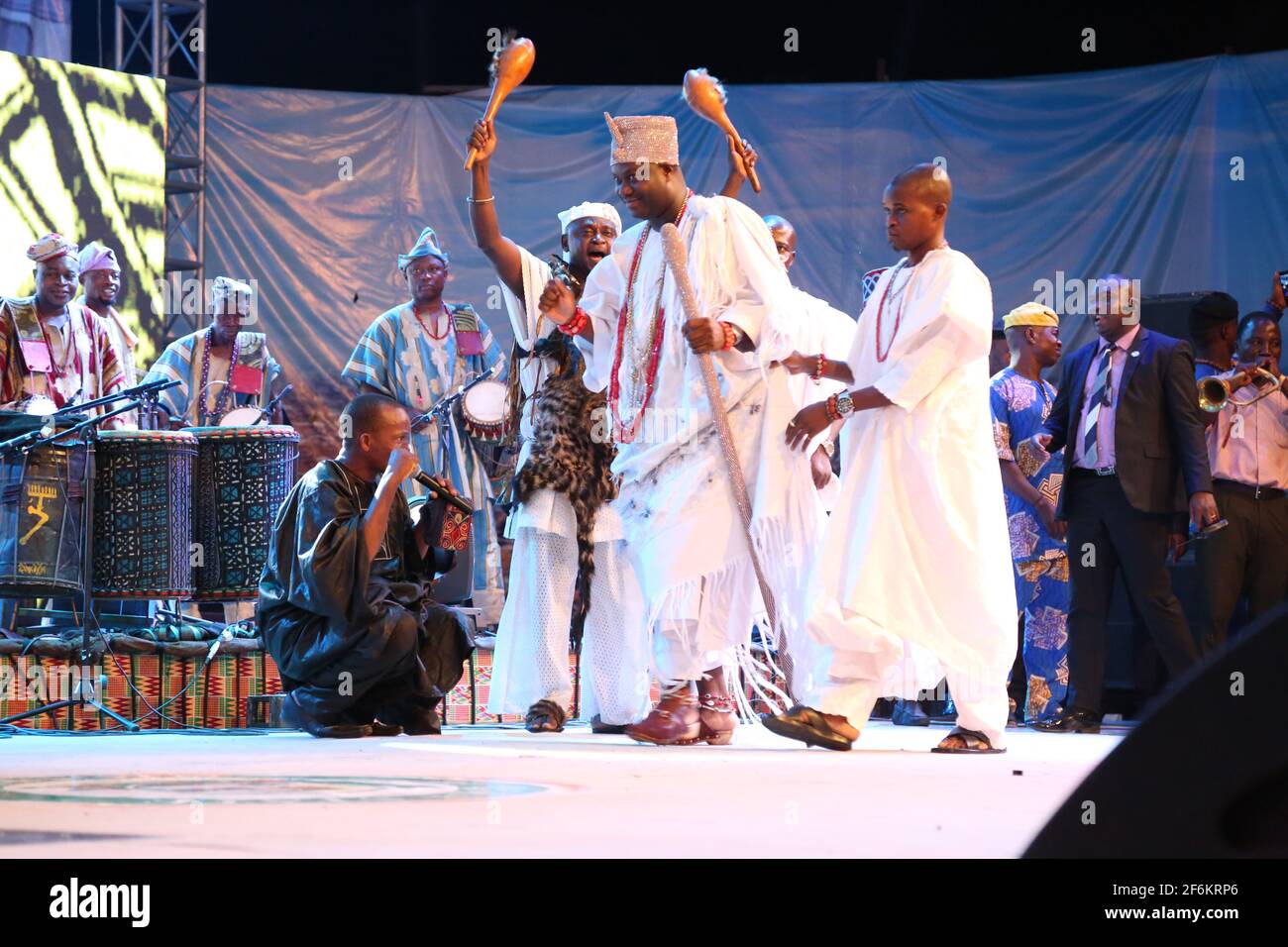 Die Ankunft von Ooni von Ife, Oba Adeyeye Enitan Ogunwusi, Ojaja II zum African Drum Festival, Abeokuta, Ogun State, Südwest, Nigeria. Stockfoto
