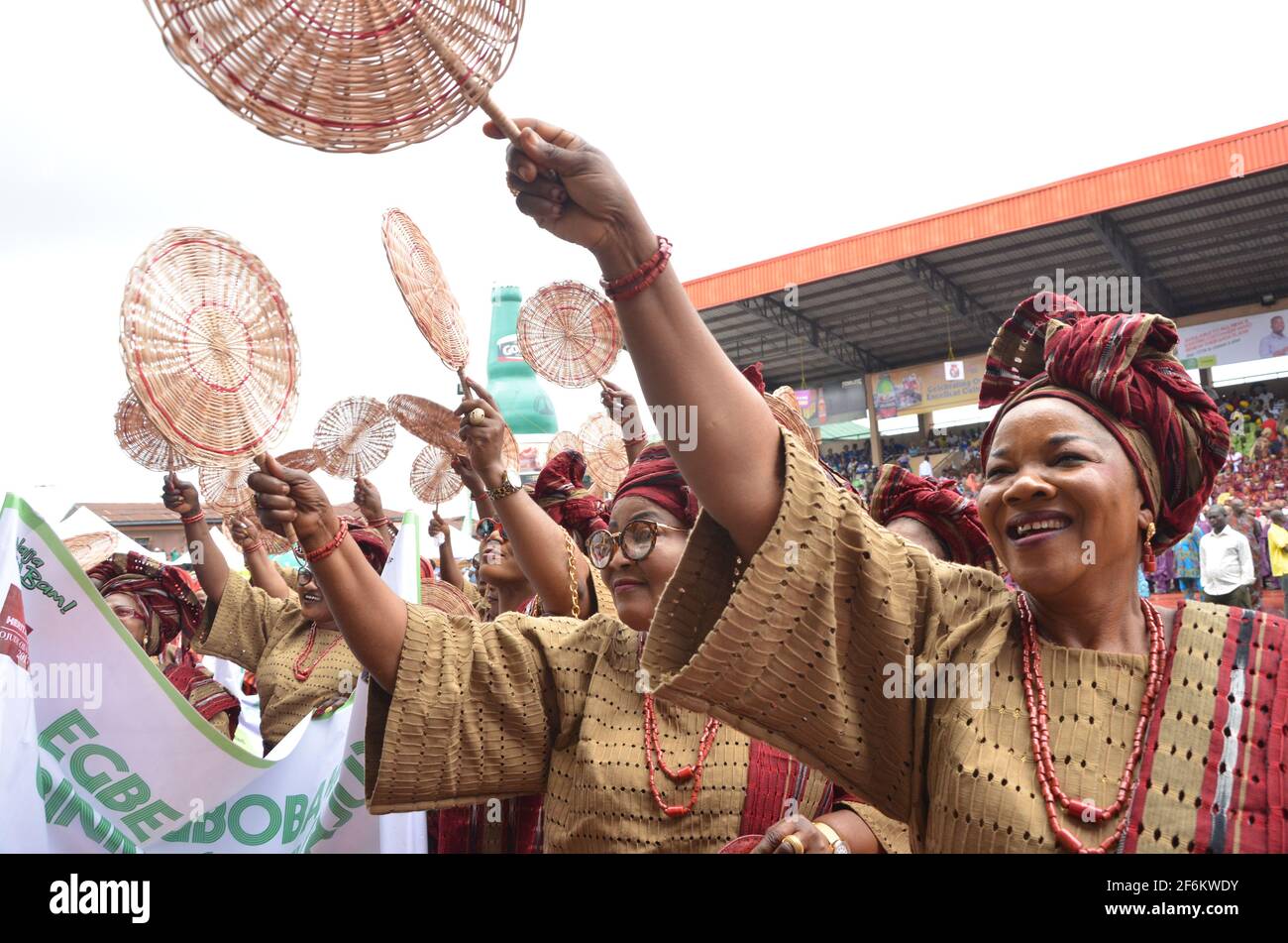 Nigerianische Frauen präsentieren ihre traditionelle Kleidung und huldigen dem traditionellen Herrscher des Ijebu Landes während des Ojude Oba Festivals in Nigeria. Stockfoto