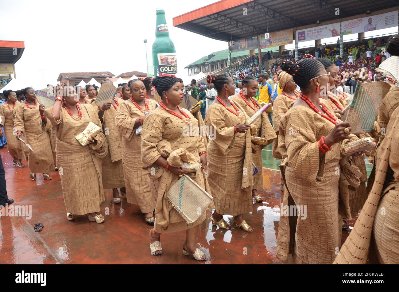 Nigerianische Frauen präsentieren ihre traditionelle Kleidung und huldigen dem traditionellen Herrscher des Ijebu Landes während des Ojude Oba Festivals in Nigeria. Stockfoto