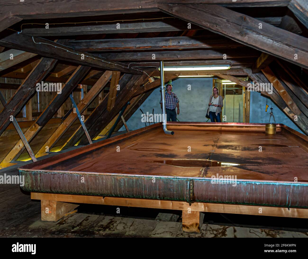 Leider leer, als wir die Gemeinschaftsbrauerei besuchten. Das Kupferschiff, in dem die Würze eine Nacht lang abkühlen kann, bevor sie zur Gärung in Windischeschenbach in den privaten Brauerkeller transportiert wird Stockfoto