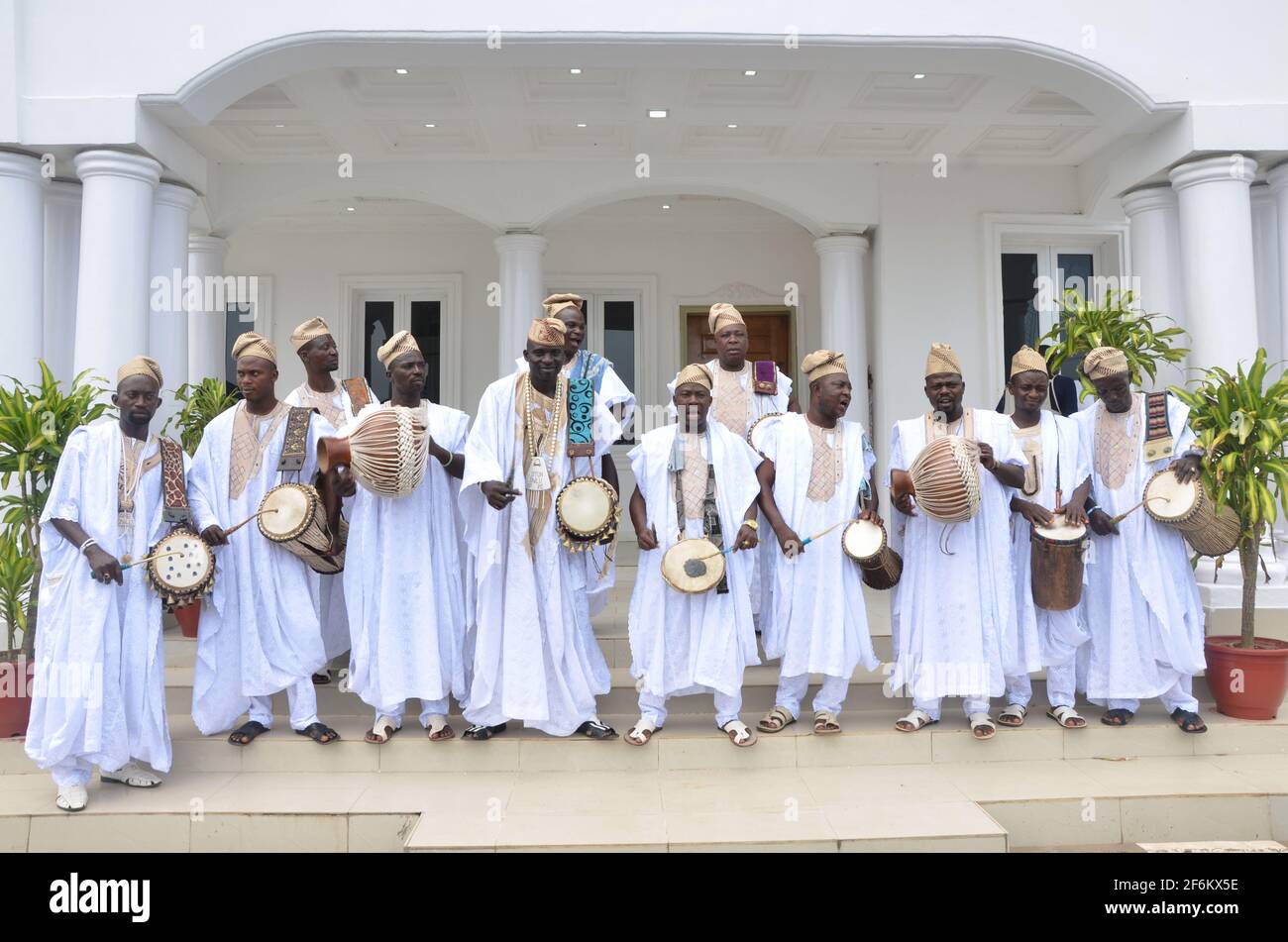 OONI der traditionellen Entertainer von Ife treten während des Olojo Festivals, Osun State, Nigeria, auf. Stockfoto