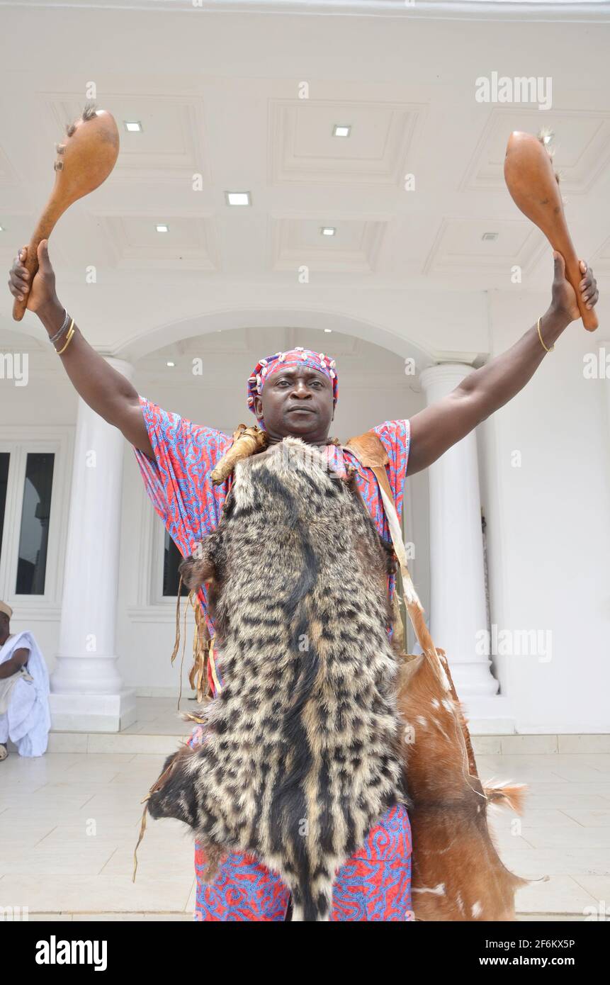 Oloye Omisore, Ooni von Ife loben die Sängerin, die während des Olojo Festivals im Bundesstaat Osun, Nigeria, auftrat. Stockfoto