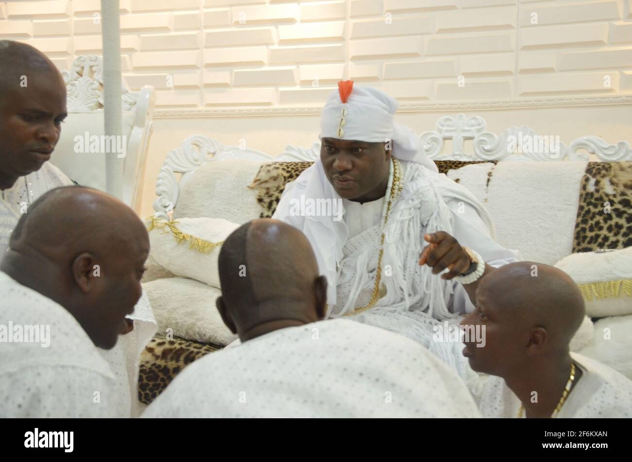 OONI von Ife, Oba Adeyeye, diskutiert mit seinen Palastchefs (Emese) nach sieben Tagen Abgeschiedenheit, um während des Olojo Festivals mit den Vorfahren zu kommunizieren. Stockfoto