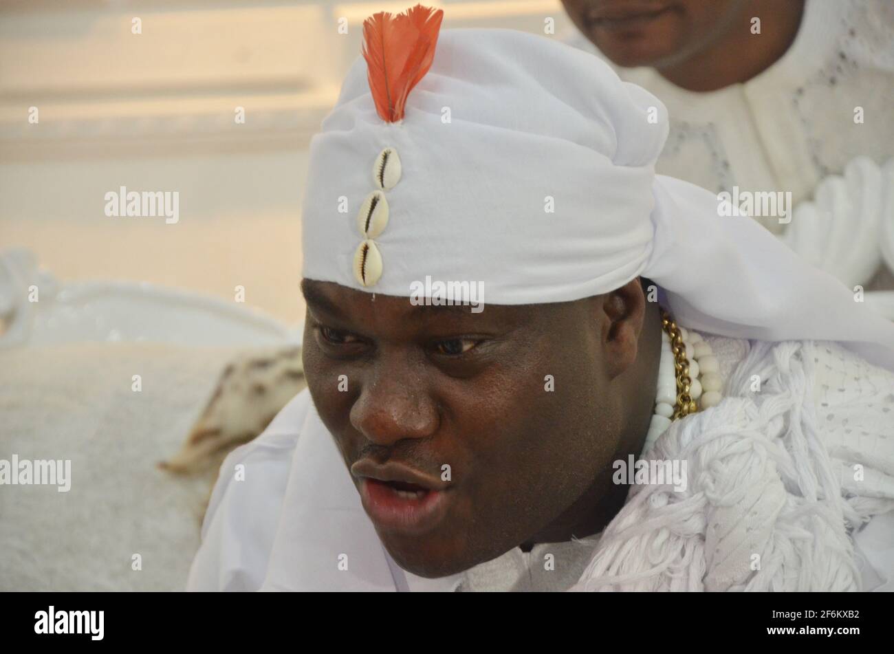 OONI von Ife, Oba Enitan Adeyeye erscheint der Öffentlichkeit nach sieben Tagen Abgeschiedenheit, um mit den Vorfahren während des Olojo Festivals im Bundesstaat Osun zu kommunizieren. Stockfoto