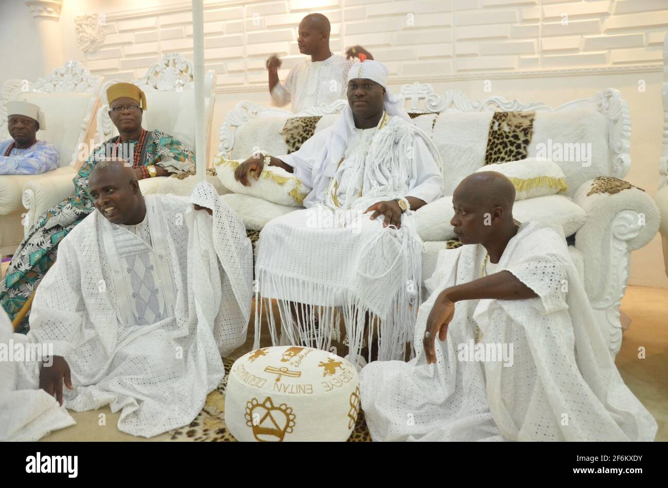 OONI von Ife, Oba Adeyeye, diskutiert mit seinen Palastchefs (Emese) nach sieben Tagen Abgeschiedenheit, um während des Olojo Festivals mit den Vorfahren zu kommunizieren. Stockfoto