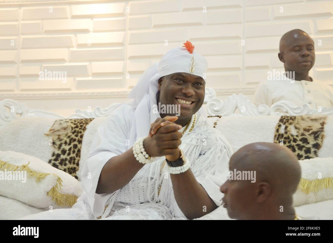 OONI von Ife, Oba Enitan Adeyeye erscheint der Öffentlichkeit nach sieben Tagen Abgeschiedenheit, um mit den Vorfahren während des Olojo Festivals im Bundesstaat Osun zu kommunizieren. Stockfoto
