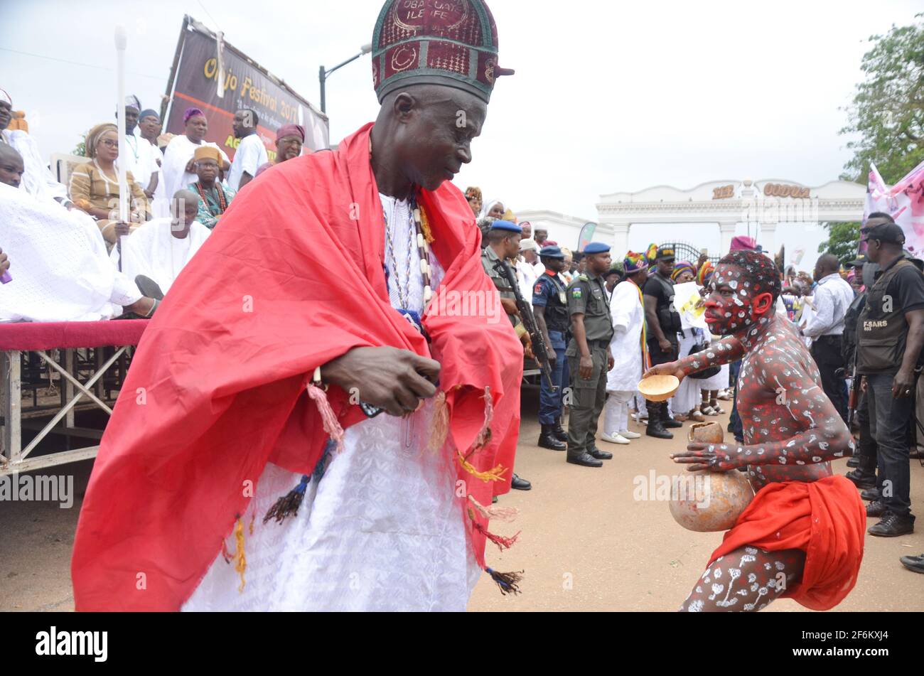 Sopona-Verehrer treten während des Olojo Festivals, Ile-Ife, Osun State, Nigeria, auf. Stockfoto