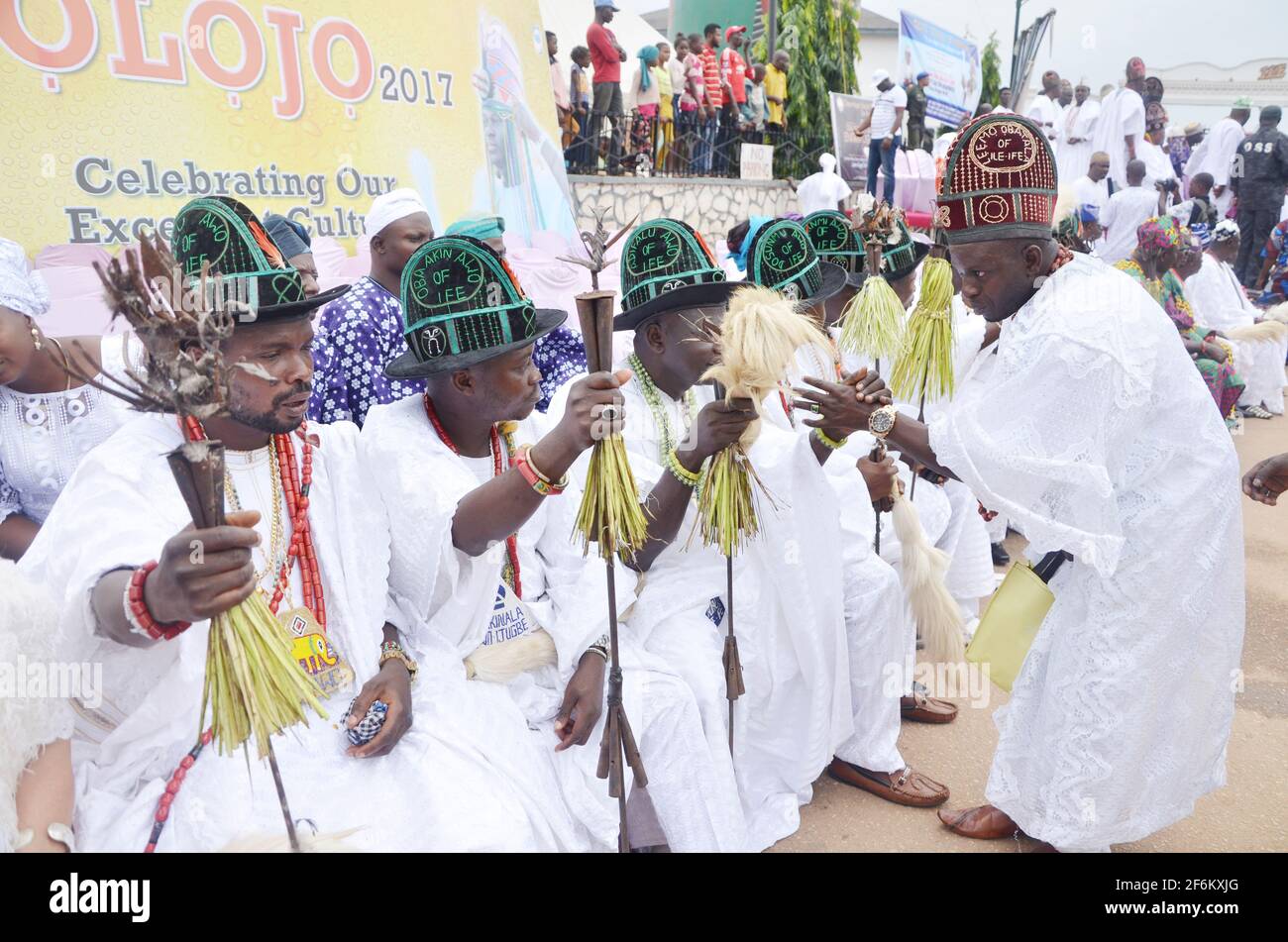 Traditionelle Priester grüßen während des Olojo-Festivals im Bundesstaat Osun, Nigeria. Stockfoto