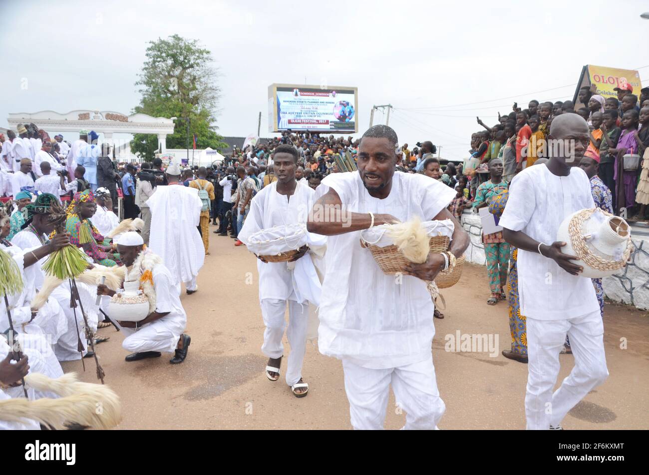 Olokun-Verehrer beten während des Olojo-Festivals im Bundesstaat Osun, Nigeria. Stockfoto