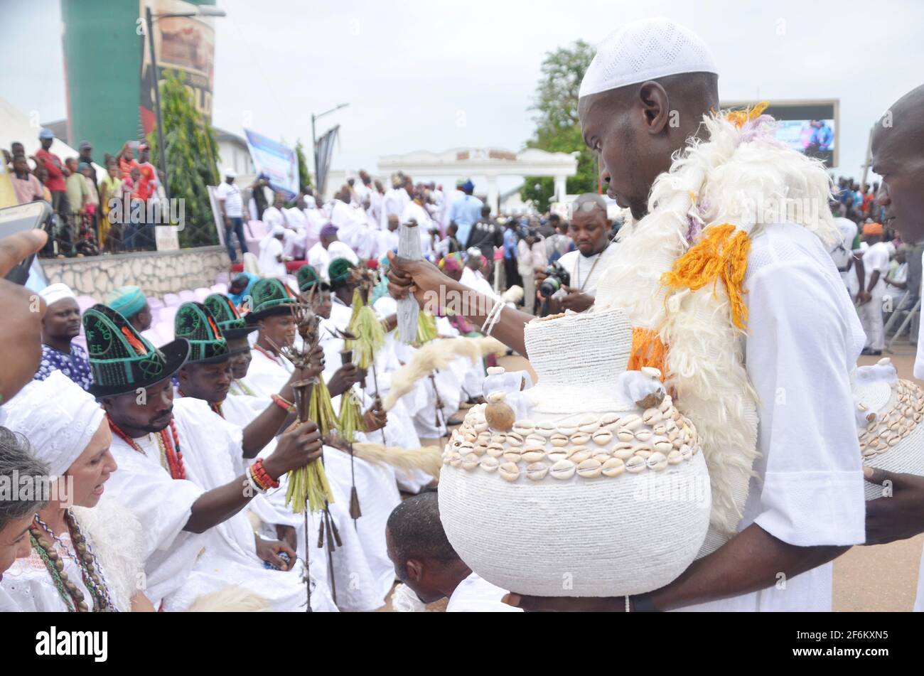 Olokun-Verehrer beten während des Olojo-Festivals im Bundesstaat Osun, Nigeria. Stockfoto