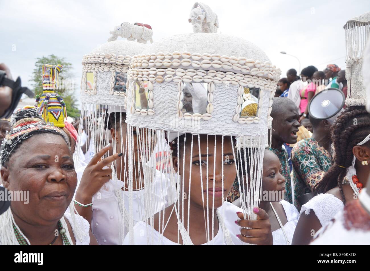 Osun-Anhänger treten während des Olojo Festivals, Ile-Ife, Osun State, Nigeria auf. Stockfoto