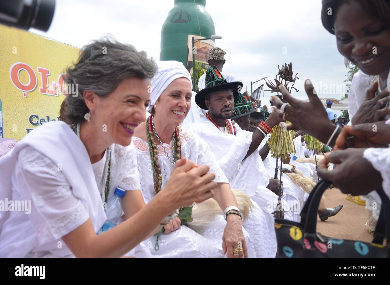 Touristen, die ihre Gefühle während des Olojo Festivals, Ile-Ife, Osun State, Nigeria, zum Ausdruck brachten. Stockfoto