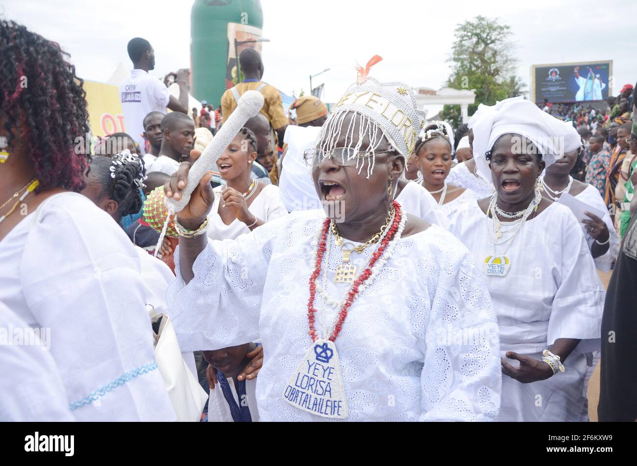 Osun-Anhänger treten während des Olojo Festivals, Ile-Ife, Osun State, Nigeria auf. Stockfoto