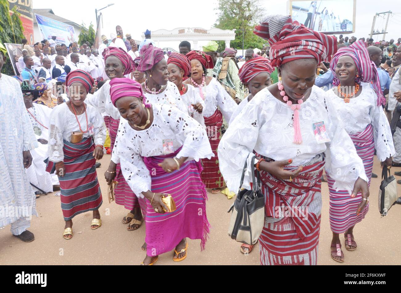Yoruba-Leute treten während des Olojo Festivals, Ile-Ife, Osun State, Nigeria auf. Stockfoto