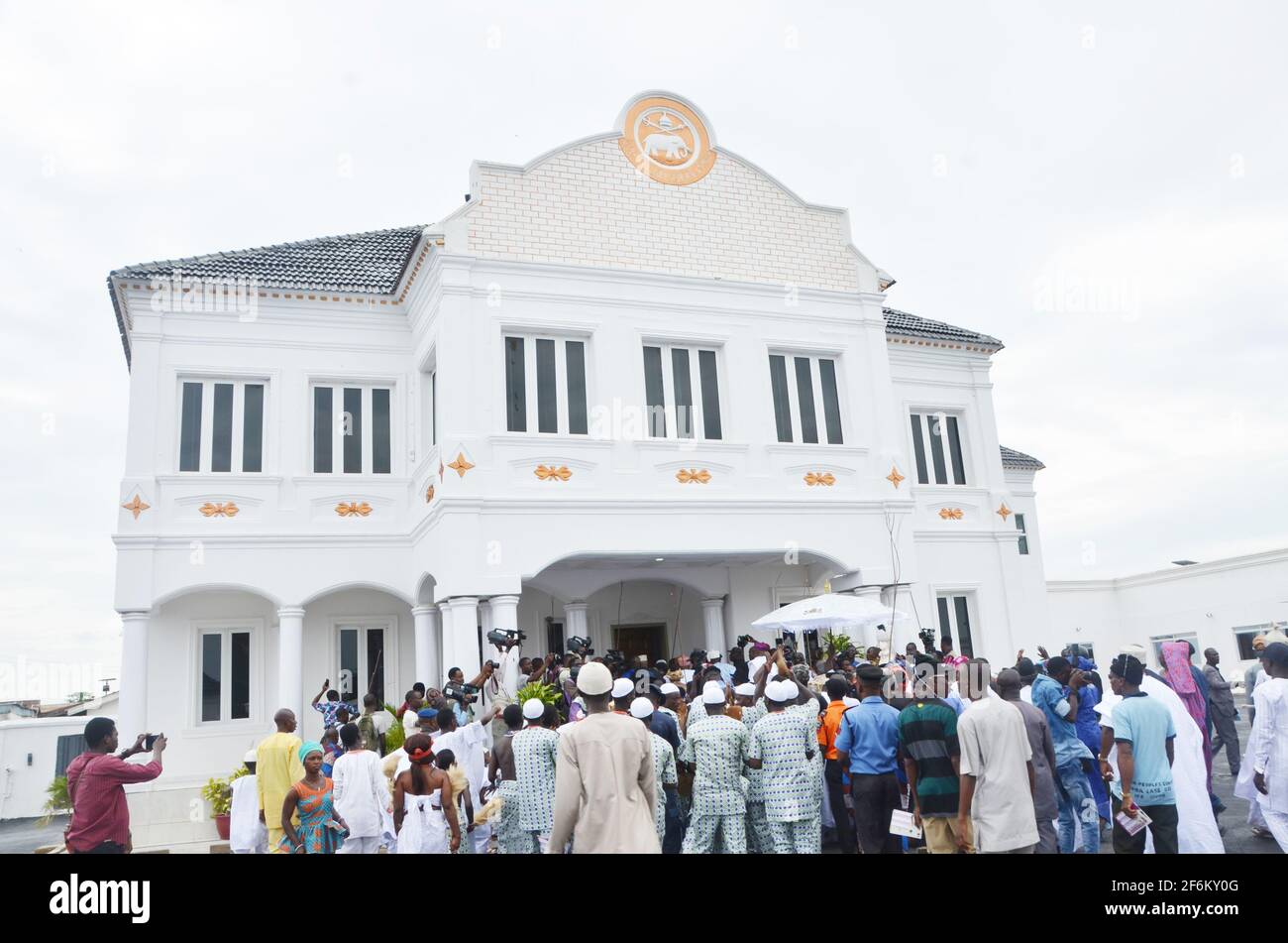 Während des Olojo Festivals, Ile-Ife, Nigeria, versammeln sich die Menschen im Palast von Ooni of Ife. Stockfoto