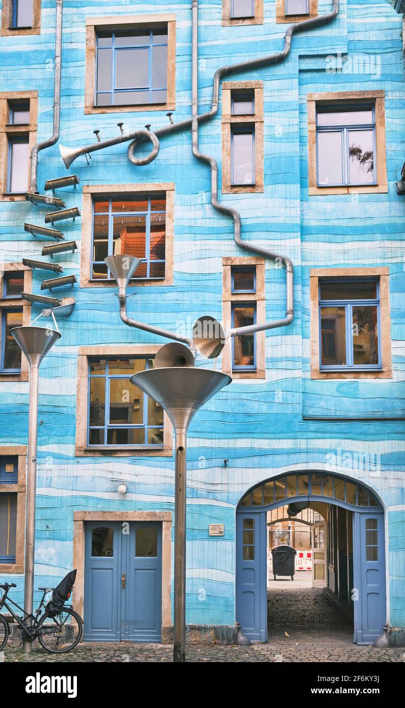Wasserpfeifen in der Kunsthofpassage der Dresdner Neustadt, bunt blaue Hausfassade Stockfoto