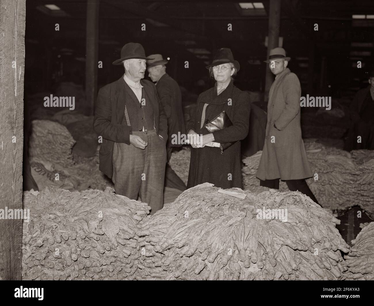 Auktionator, Käufer und Landwirte während des Verkaufs von Tabakversteigerungen. Warehouse, Durham, North Carolina. 1939. Stockfoto