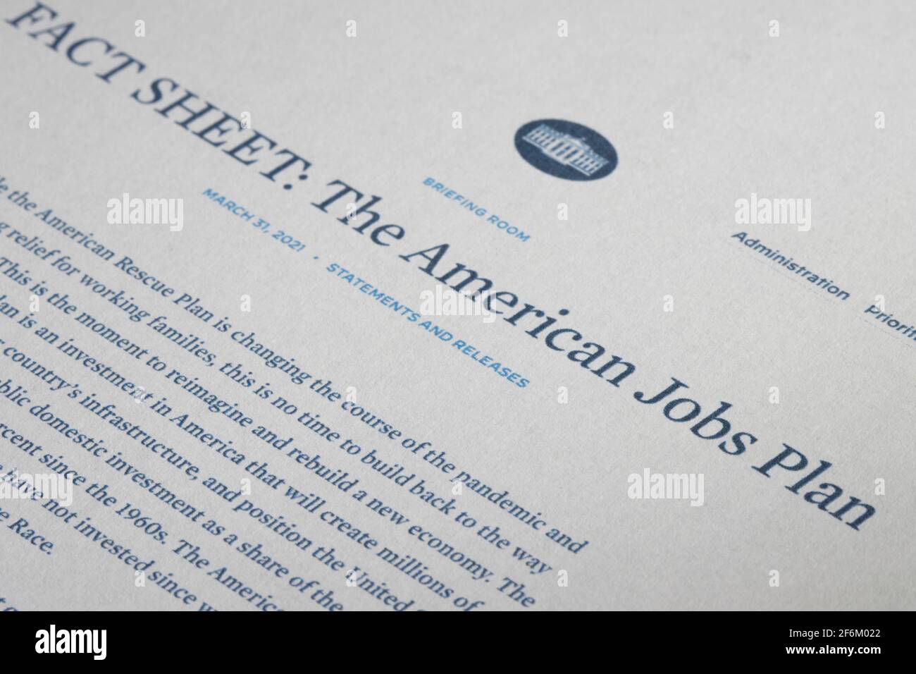 Nahaufnahme des Faktenblatts des American Jobs Plan, des Infrastrukturplans der Regierung Biden, der am 31. März 2021 veröffentlicht wurde. Stockfoto
