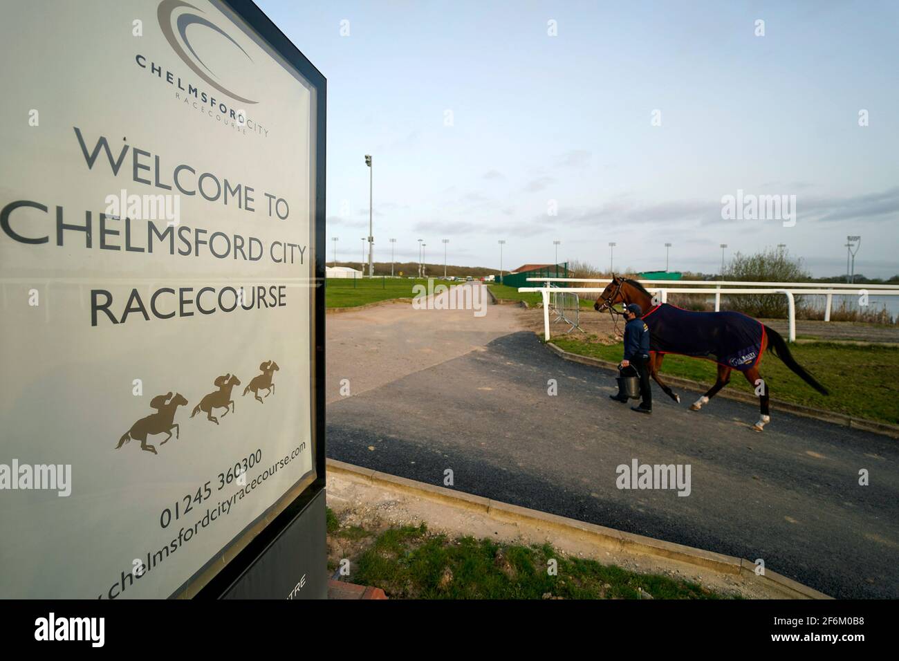 Ein Pferd wird an einem Willkommensschild an der Chelmsford City Racecourse vorbeigeführt. Bilddatum: Donnerstag, 1. April 2021. Stockfoto