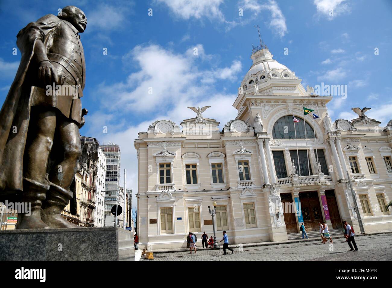 salvador, bahia / brasilien - 23. Mai 2015: Die Statue von Tome de Sousa ist neben dem Rio Branco Palast im historischen Zentrum der Stadt Salvador zu sehen. Stockfoto