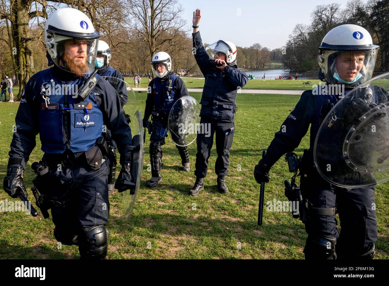 Abbildung Bild zeigt Polizei in Schutzkleidung in Aktion am Bois de La Cambre - Ter Kamerenbos, in Brüssel, Donnerstag, 01. April 2021. Das Brun Stockfoto