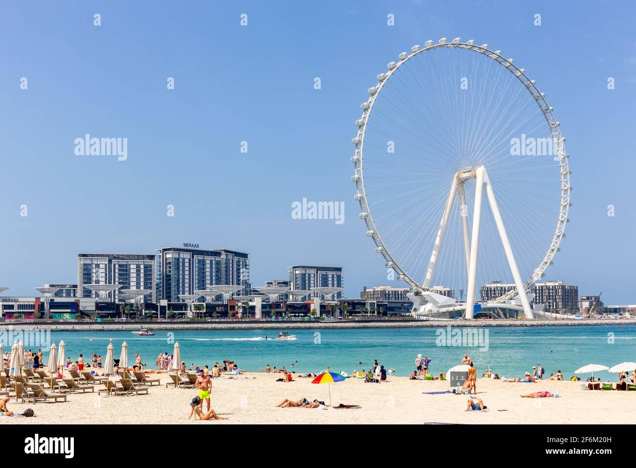 Dubai, VAE, 22.02.2021. Ain Dubai (Dubai Eye) größtes Riesenrad der Welt auf der Bluewaters Island mit JBR-Strand mit Menschen im Vordergrund. Stockfoto