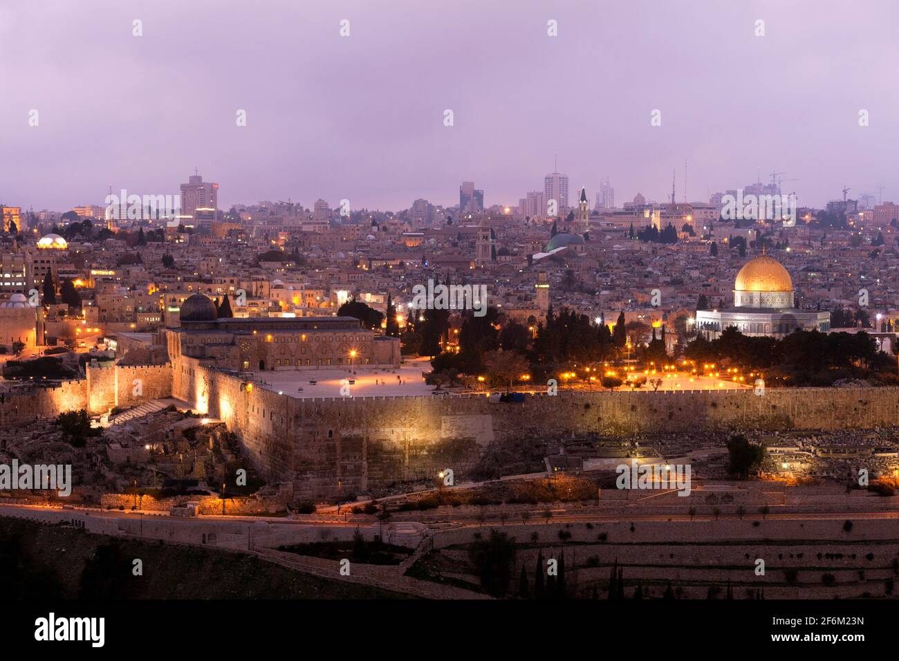 Israel, Jerusalem, die ummauerte Stadt der Altstadt in der Abenddämmerung Stockfoto